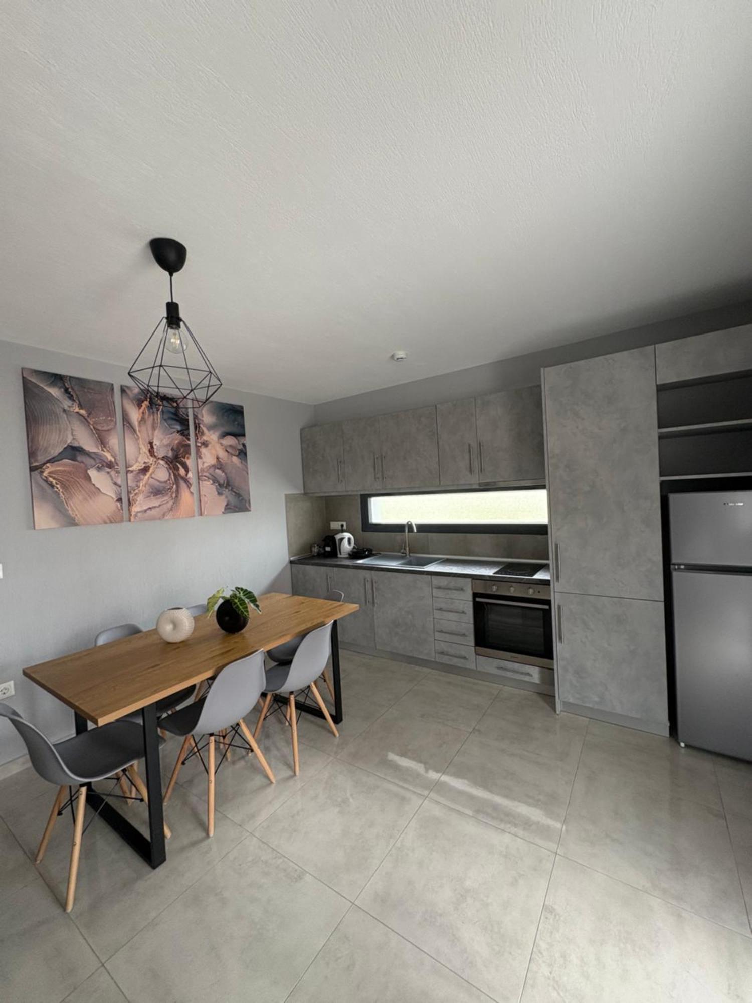 Elinor Apartments Флогита Екстериор снимка