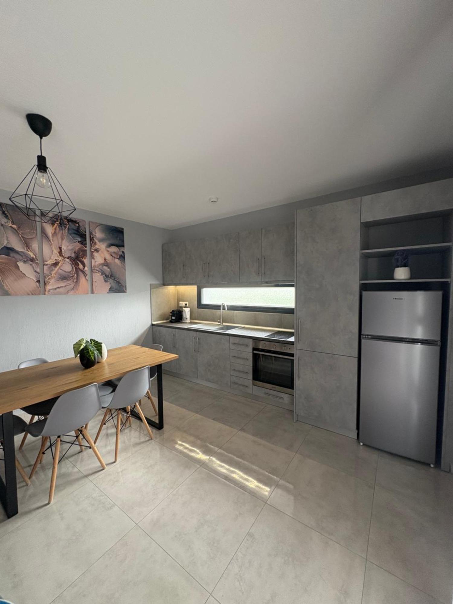 Elinor Apartments Флогита Екстериор снимка